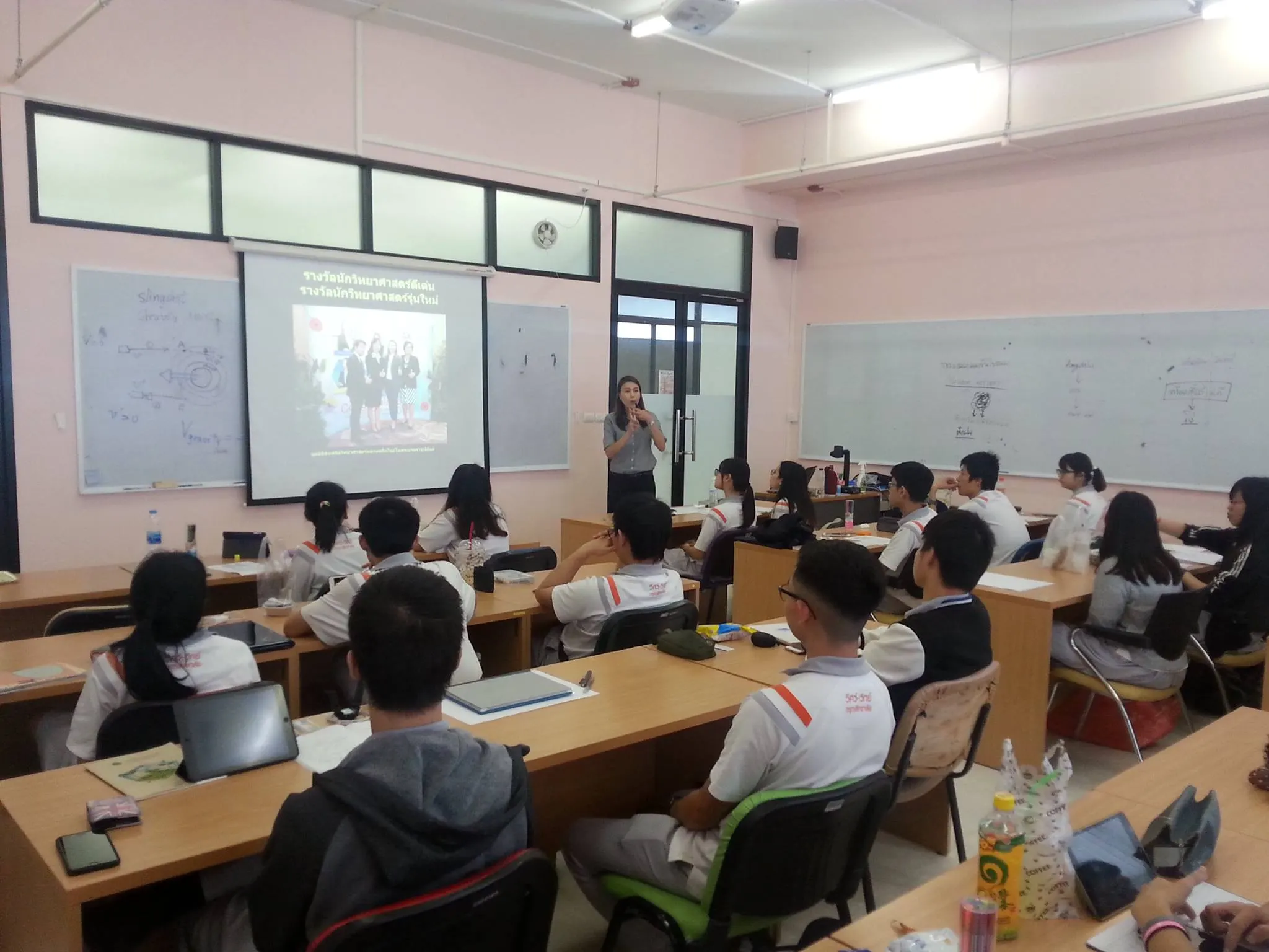 สมาชิก RETURN บรรยายและแนะแนวการศึกษาให้นักเรียนโรงเรียนดรุณสิกขาลัย